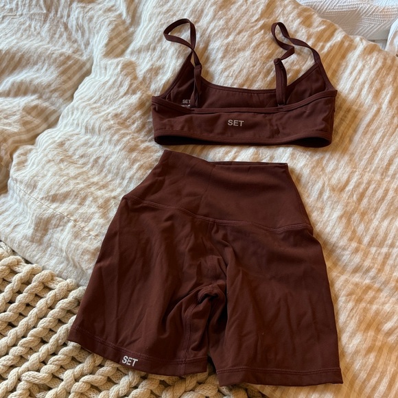 Set Active. Brown Sports Bra and Shorts Set. BOTH SIZE XS AS A SET - Picture 4 of 4